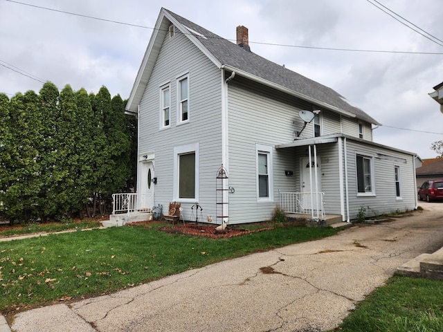 view of front of property featuring a front lawn