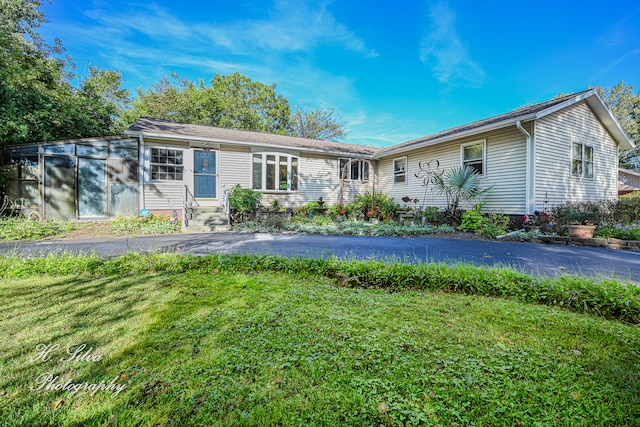 ranch-style house with a front yard