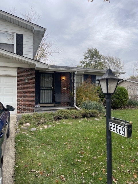 view of front of house featuring a garage and a front lawn