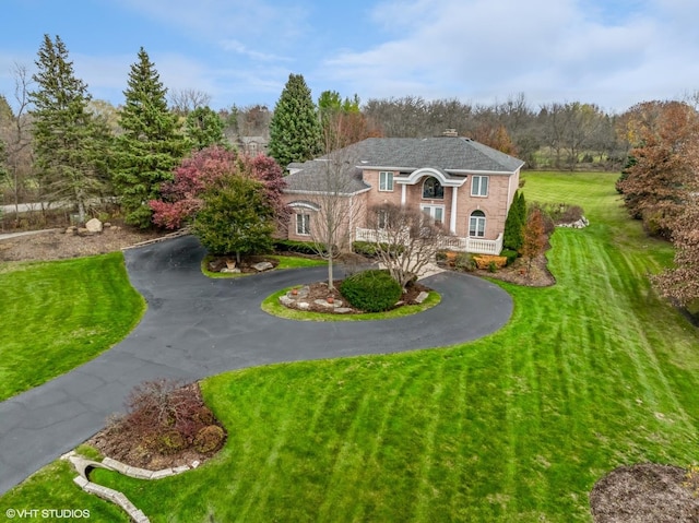 view of front of property featuring a front lawn