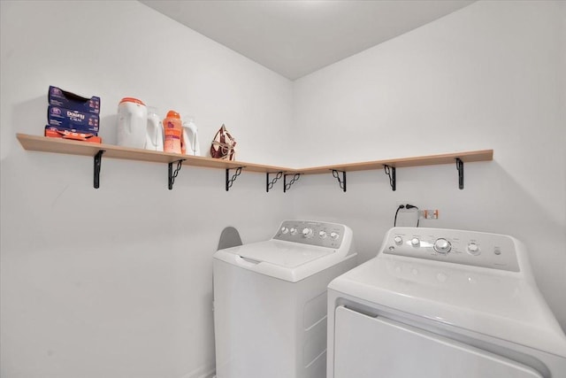 26864 W Wedgewood Ln, Channahon, IL 60410 - laundry area featuring independent washer and dryer