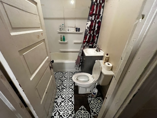 full bathroom featuring tile patterned floors, vanity, toilet, and shower / bath combo with shower curtain