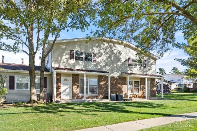 view of front of property featuring a front lawn