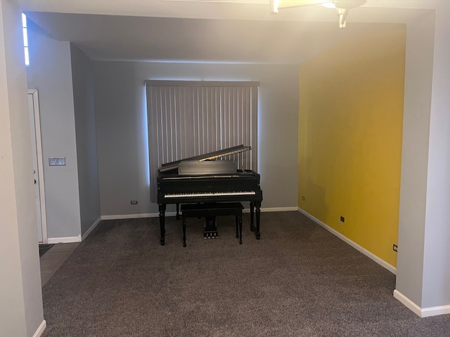 living area featuring carpet and baseboards