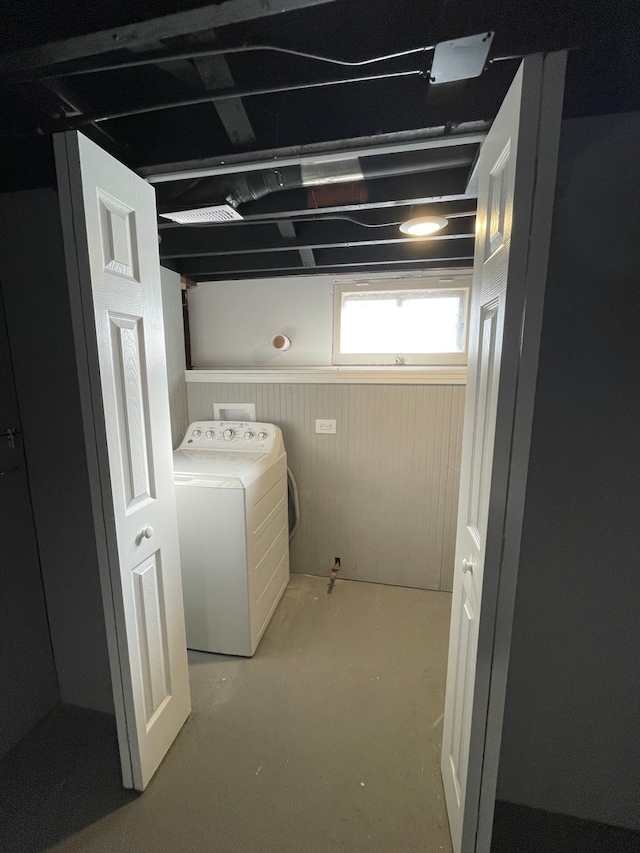 laundry area with washer / clothes dryer