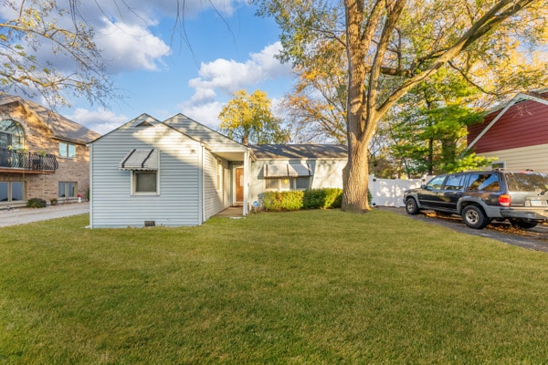 view of front of property with a front lawn