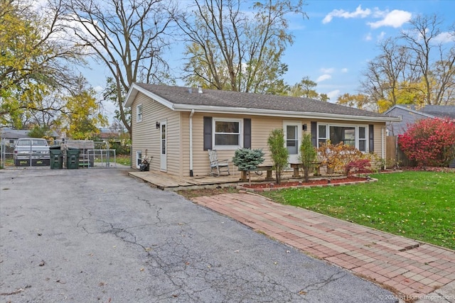 view of front of home featuring a front lawn