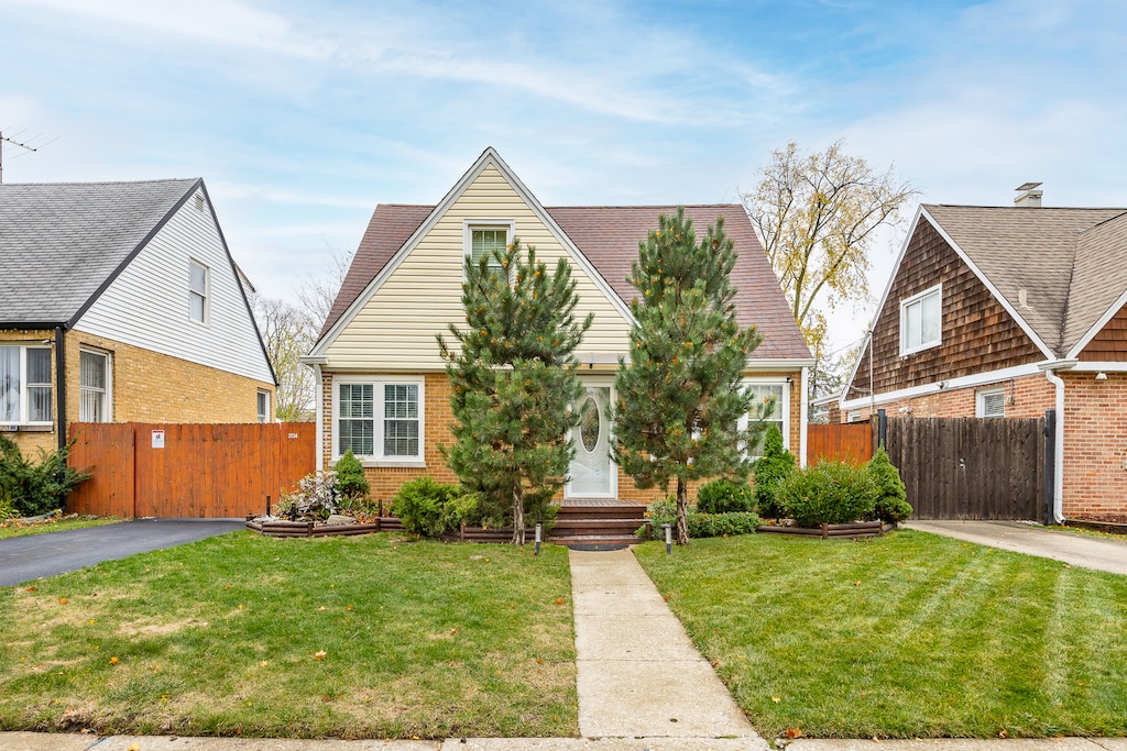 view of front of property with a front yard