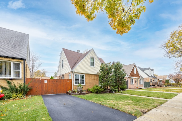 view of front of property featuring a front lawn