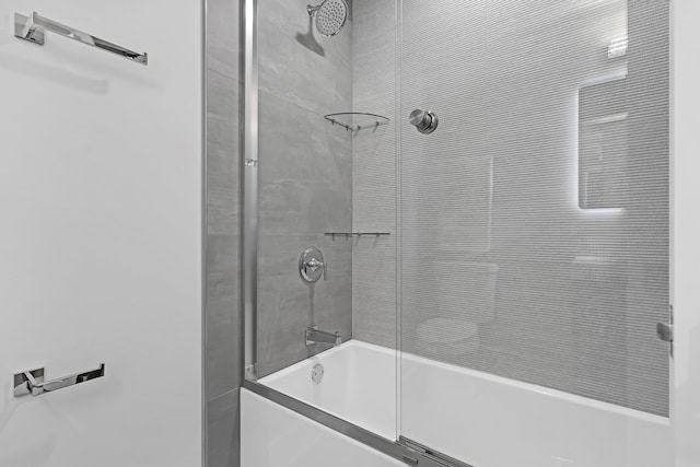 bathroom with combined bath / shower with glass door