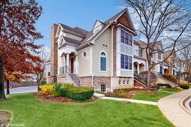 view of front of property featuring a front yard