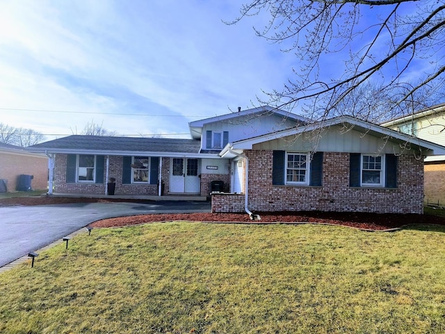 view of front of home featuring a front yard