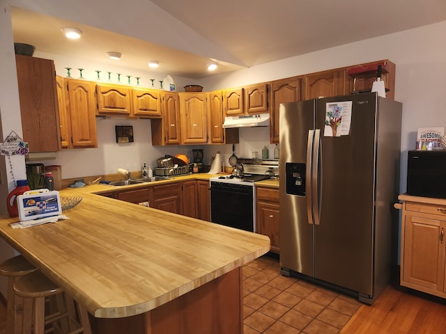 kitchen featuring sink, white electric range, stainless steel fridge with ice dispenser, kitchen peninsula, and light wood-type flooring