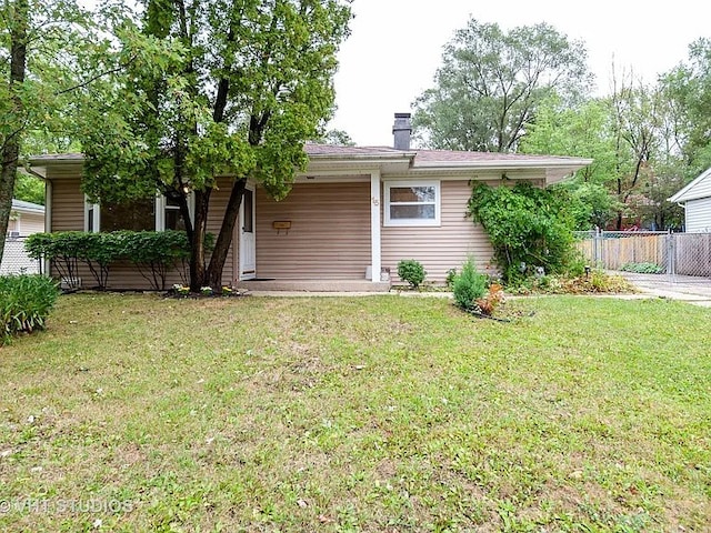 view of front of property featuring a front yard