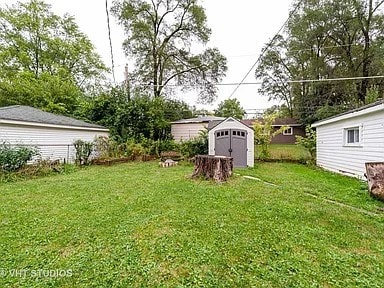 view of yard with a storage unit