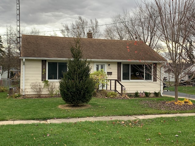 view of front facade with a front lawn