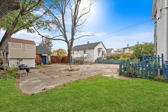 view of yard featuring a patio