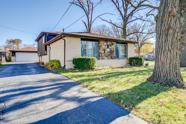 view of front of property with a front lawn