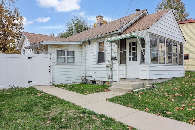 view of front of home with a front lawn