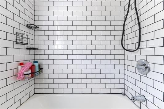 bathroom featuring tiled shower / bath