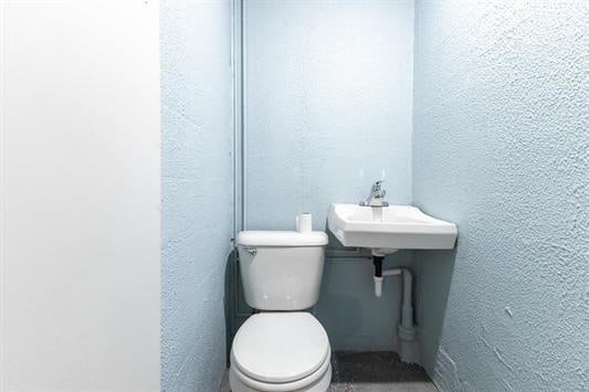 bathroom featuring toilet and sink