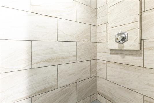 room details featuring tiled shower