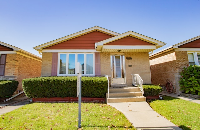 view of front of property featuring a front lawn