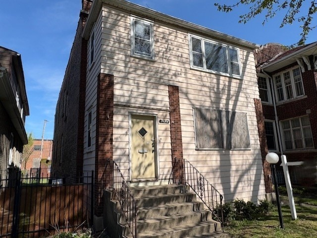 view of front facade with fence
