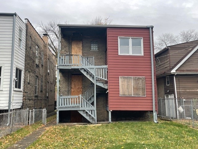 back of house featuring a yard