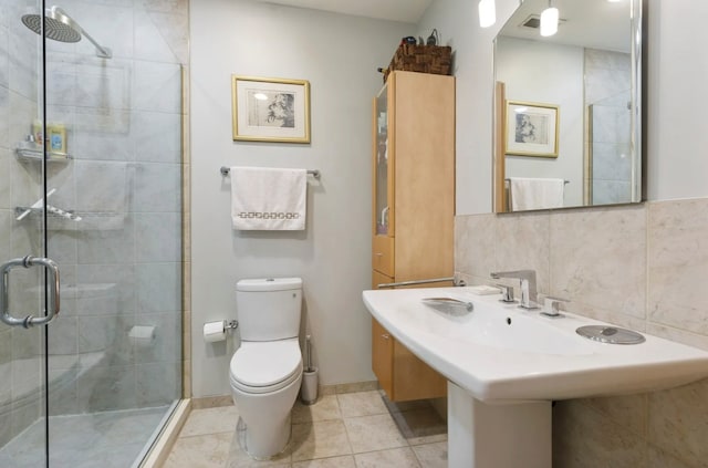 bathroom with tile patterned floors, decorative backsplash, toilet, and an enclosed shower