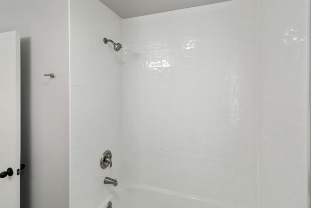 bathroom featuring tiled shower / bath