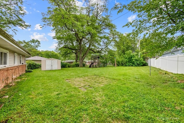 view of yard with a shed