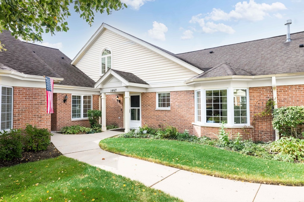 view of front of home with a front lawn