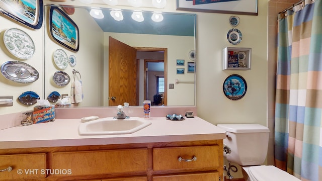 bathroom with a shower with curtain, vanity, and toilet