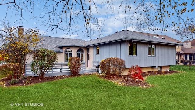 view of front of house featuring a front lawn