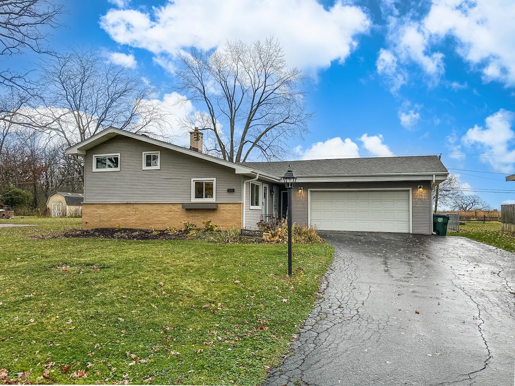 view of front facade featuring a garage and a front lawn