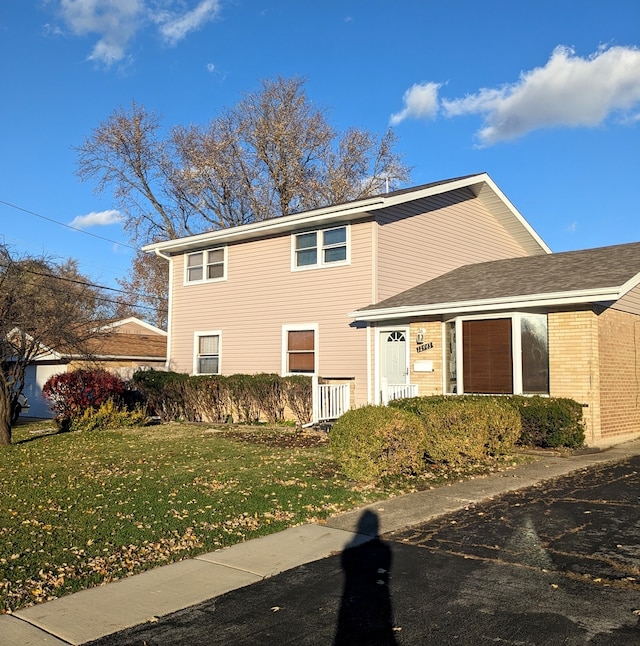 view of front of property featuring a front yard