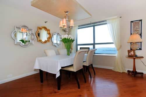 dining space featuring an inviting chandelier and dark wood-type flooring