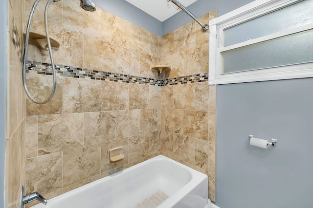 bathroom with tiled shower / bath