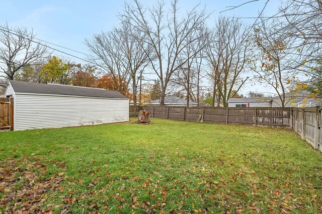 view of yard featuring a storage shed