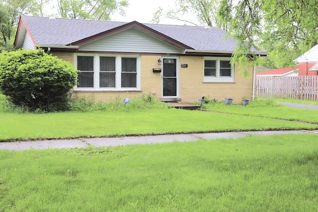 single story home with a front yard