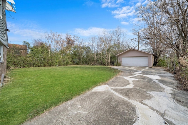 view of yard featuring a garage and an outdoor structure