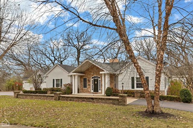 view of front of home with a front lawn