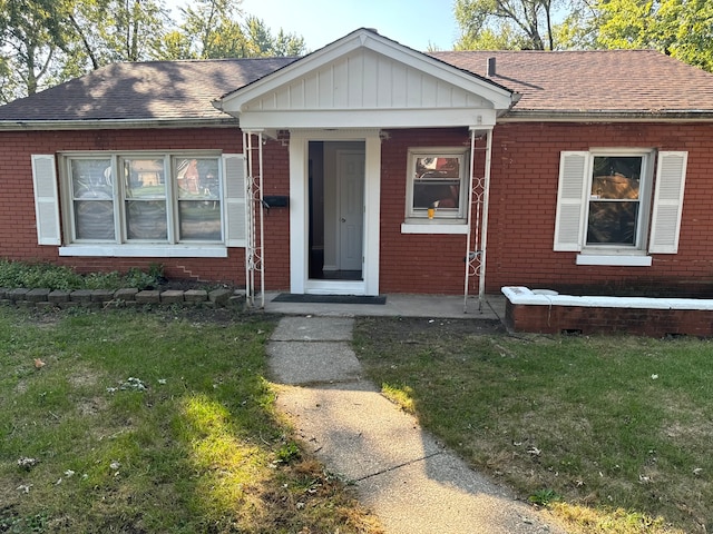 view of front of house featuring a front yard