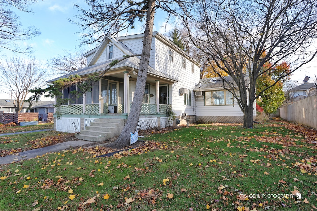 view of front of house featuring a front lawn and covered porch