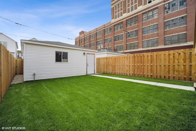 view of yard featuring an outdoor structure