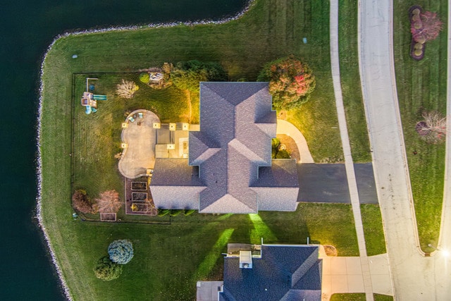 bird's eye view with a water view