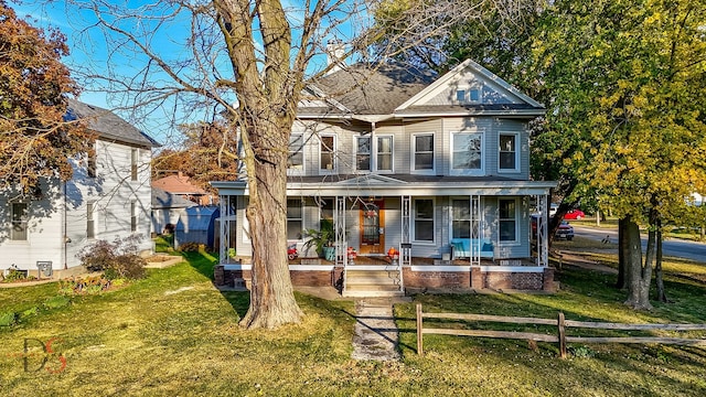 view of front of home featuring a front lawn and covered porch