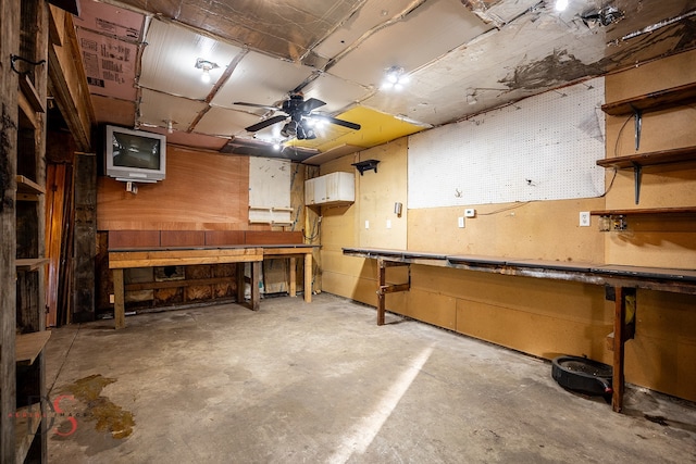 interior space featuring a workshop area and ceiling fan