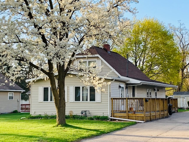 view of front facade featuring a front yard